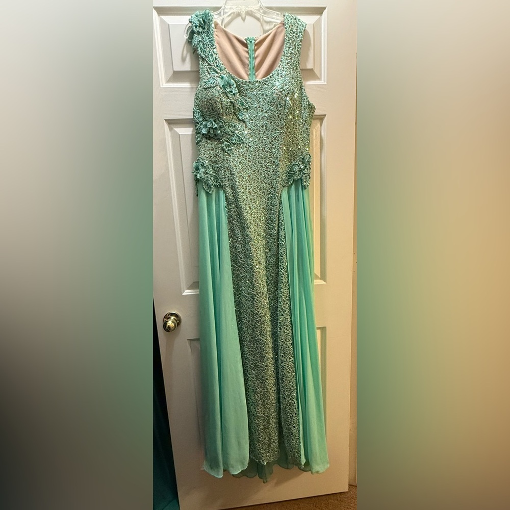 Unit Mint Green Lace Maxi Dress